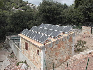 Un sistema solar fotovoltaico aislado típico de una planta de tratamiento de aguas residuales en el Santuari de Lluc, España